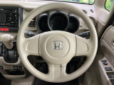 インテリアに合わせたデザインのステアリングは、運転される方のことも考え、運転しやすい形状、大きさです。是非一度、実際に触ってお確かめください。