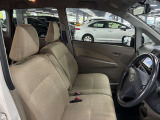 運転席の画像です。足元やシートまわりに余裕があり、リラックスした姿勢で運転が可能です。視界も良好で操作系へのアクセスもしやすく、快適で安心感のあるドライブをサポートします。