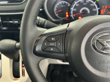運転中、オーディオの操作をしてて、ハッとしたことはありませんか?ステアリングスイッチは、運転中でもハンドルでオーディオの操作が可能です。安全なドライブをサポートします。