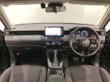 車内は光触媒抗菌消臭施工済です。インパネ周りはスタイリッシュなデザインです。グローブボックスやカップホルダーのほかにトレーなどたくさんの収納スペースが付いています。