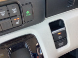 電子パーキングシステム搭載車です。ブレーキホールド機能もついております。アクセルペダルを踏めば自動的に解除します。