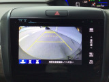 【バックカメラ】運転が苦手な方も車庫入れラクラクです!ギアをリバースに入れれば自動的に切り換わりますので、面倒な操作は不要です♪狭い駐車場もお車を傷つけず安心ですね!
