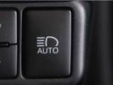 オートマチックハイビームとは、先行車や対向車のライトを認識し、ハイビームとロービームを自動で切り替える機能です。夜道の視界を確保します。詳細は販売店スタッフまでお尋ね下さい。