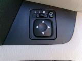 電動格納式ミラーなので、対向車などとのすれ違い時にも便利です。