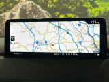 【10インチマツダコネクト】車内の雰囲気にマッチした大型ディスプレイ。スマホ接続でのナビ使用やBluetooth再生等、様々な機能が楽しめます。直感的なダイヤル操作が可能で、使い勝手も良好です。