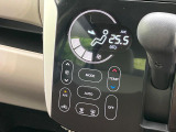 【オートエアコン】一度お好みの温度に設定すれば、車内の温度を検知し風量や温度を自動で調整。暑い&hellip;寒い&hellip;と何度もスイッチ操作をする必要はありません。快適な車内空間には必須の機能ですね♪