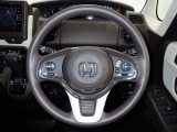 ハンドル左側にはオーディオ操作が出来るオーディオリモートコントロールスイッチ、右側にはHonda SENSINGとオートクルーズコントロールのスイッチを装備!