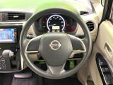 インテリアに合わせたデザインのステアリングは、運転される方のことも考え、運転しやすい形状、大きさです。是非一度、実際に触ってお確かめください。