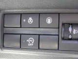 ステアリングヒーターのスイッチが運転席正面右下にございます。スイッチONで冷えた手も温まるので、冬の運転にうれしい快適装備ですね(*^^*)  アイドリングストップは燃費の向上をアシストします。