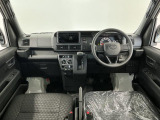 【インパネ】運転のしやすさを最優先に設計された見晴らしの良いフロントビュー。車両間隔が掴みやすく狭い道でも安心♪「安全」と「品質」を最優先に、安心してお乗りいただけるクルマを提供いたします。
