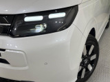 【LEDヘッドライト】悪天候や夜間走行時も良好な視界を確保し安心して運転できる高輝度LEDヘッドライトを装備!点灯速度が早く、消費電力も抑えられています。