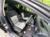 運転席まわりには十分なスペースがあり、大柄な方でもゆったり運転していただける環境です。