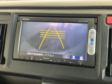 リバースギアに入れるだけで後方の表示へ切り替わります。夜間や雨の日の駐車も楽になりますよ。