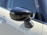 MINIの電動格納サイドミラーは、スイッチ操作でスムーズに開閉でき、狭い駐車場でも安心して扱えます。車体との一体感あるデザインで、利便性とスタイリングを両立した装備です。