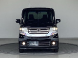 カラーはスマートブラック ディスチャージヘッドライト【HID】を装備していますのでとても明るく、夜間の走行や雨の日も安全・安心です。