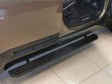 【ディプロイアブルサイドステップ OP価格750,000円】乗り降りの際にドアを開けることに連動して自動的にサイドステップが展開しドアを閉めるとステップが仕舞われ、乗り降りをサポートしてくれます。