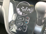 【オートエアコン】一度お好みの温度に設定すれば、車内の温度を検知し風量や温度を自動で調整。暑い&hellip;寒い&hellip;と何度もスイッチ操作をする必要はありません。快適な車内空間には必須の機能ですね♪
