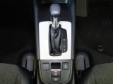 操作性の優れたフロアシフト。また電子制御パーキングブレーキを採用しています。指先スイッチON/OFF操作で安心快適です。さらに、坂道や渋滞時に効果を発揮するオートブレーキホールドも装備されています。