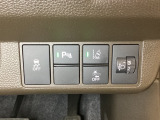 ハンドルの右側にはヘットライトリベライザーとHondaセンシング用のメインスイッチがついています。ヘッドライトリベライザーは道路状況や積荷の加重に応じてライトの高さを調節できます。