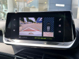 ワイドバックアイカメラ 車両後方の状況をタッチスクリーンに映し出します。距離や角度が確認できるガイドラインと俯瞰映像により停車状況が正確に把握できます。