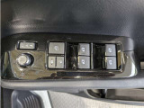 パワーウィンドウのスイッチですよ。 運転席に居ながら窓を開け閉めのコントロールできますよ。 ロック機能で、子供がイタズラして窓を開けるという事も無くなりますよ。