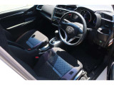室内はブラックでまとまっています!運転しやすい空間です(^^♪