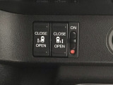 【両側パワースライドドア】両側がパワースライドドアになっており、運転席のスイッチやスマートキーでも開閉が可能です!開口部も広いので乗り降りも楽々♪