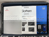 スマートキーは鍵をバッグに入れたままでもドアロックの開閉やエンジンのON・OFFができます。夜間や雨の日も鍵を探さなくて良いので便利です。
