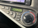 【オートエアコン】一度お好みの温度に設定すれば、車内の温度を検知し風量や温度を自動で調整。暑い&hellip;寒い&hellip;と何度もスイッチ操作をする必要はありません。快適な車内空間には必須の機能ですね♪