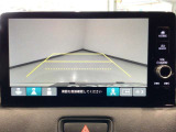 【バックカメラ】運転が苦手な方も車庫入れラクラクです!ギアをリバースに入れれば自動的に切り換わりますので、面倒な操作は不要です♪狭い駐車場もお車を傷つけず安心ですね!