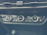 オートエアコンは運転席側と助手席側でそれぞれ自由に温度設定ができます。冬でも快適にドライブできるシートヒーター付きです。