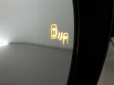 &rdquo;隣の車線を走る車両をレーダーで検知し、ドアミラーでは確認しにくい後側方エリアに存在する車両に加えて、急接近してくる車両も検知します。車両を検知するとドアミラーに搭載されたLEDインジケーターが点灯