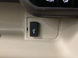 USBチャージャー付きで、スマホなどの充電が手軽に行えます。日常使いにうれしい装備です。