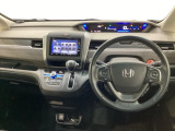 車内は光触媒抗菌消臭施工済です。スタイリッシュなデザインで暖かみのあるインパネ周りを演出します。グローブボックスやカップホルダーのほかにトレーなどたくさんの収納スペースが装備されています。