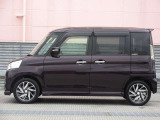純正アルミで全体的にデザインがまとまっています。車も人も、オシャレはまずは足元からですね。