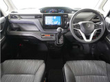 視界広々で運転しやすくロングドライブでも疲れを感じさせないすっきりとまとまったインパネ周りです。