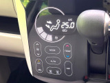 【オートエアコン】一度お好みの温度に設定すれば、車内の温度を検知し風量や温度を自動で調整。暑い&hellip;寒い&hellip;と何度もスイッチ操作をする必要はありません。快適な車内空間には必須の機能ですね♪
