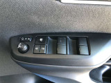 パワーウィンドのスイッチです。運転席に座りながら、助手席や後席の窓を開け閉めできるので大変便利ですよ。