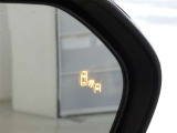 &rdquo;隣の車線を走る車両をレーダーで検知し、ドアミラーでは確認しにくい後側方エリアに存在する車両に加えて、急接近してくる車両も検知します。車両を検知するとドアミラーに搭載されたLEDインジケーターが点灯