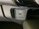 エアコン操作パネルの下に、スマートフォンなどの充電可能なUSB端子と、音源などの外部入力の可能なUSB端子がついています。移動中に充電もできるので便利です。