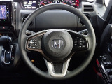 ハンドル左側にはオーディオ操作が出来るオーディオリモートコントロールスイッチ、右側にはHonda SENSINGとオートクルーズコントロールのスイッチを装備!