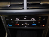 2ゾーンフルオートエアコン。運転席、助手席それぞれ独立して温度管理が可能です。花粉やダストを除去するフレッシュエアフィルターも装備され、クリーンな室内環境を保ちます。