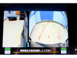 バックギアに入れるとバックカメラの映像がナビに映ります。障害物までの距離もわかりやすいです。