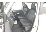 中古車をキレイで気持ちよくお乗りいただけるよう、エンジンルームからシートを外した洗浄まで、目に見えない部分も徹底的に洗浄しています!