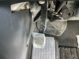 パーキングブレーキはフット式なので運転席と助手席の間はすっきり、移動も楽々です。さっと手が届く位置にATセレクトレバーやエアコンスイッチなどがあり操作性に優れています
