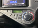【オートエアコン】一度お好みの温度に設定すれば、車内の温度を検知し風量や温度を自動で調整。暑い&hellip;寒い&hellip;と何度もスイッチ操作をする必要はありません。快適な車内空間には必須の機能ですね♪
