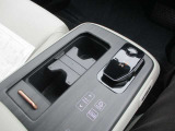 運転席助手席で使用できるドリンクホルダーです。