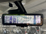 【インテリジェントルームミラー】後席の大きな荷物や同乗者で後方が確認しづらい時でも安心!カメラが撮影した車両後方の映像をルームミラー内に表示。クリアな視界で状況の確認が可能です!