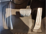 【ペダル】BMWはオルガン式アクセルペダルを採用しています。踏み込む足とペダルが同じ軌跡を描くため、かかとがずれにくく、アクセルコントロールがよりしやすくなるメリットがあります。