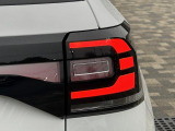 コの字型に光るLEDテールランプは夜間でもT-Crossの存在感をアピール。